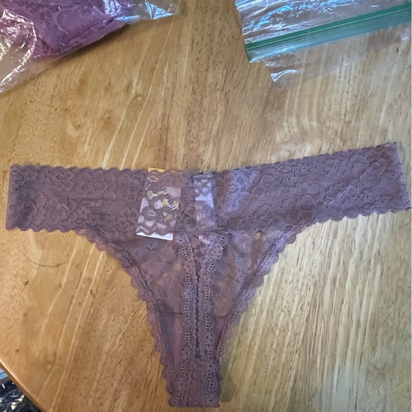 Dusty rose thong - Picture 2 of 3
